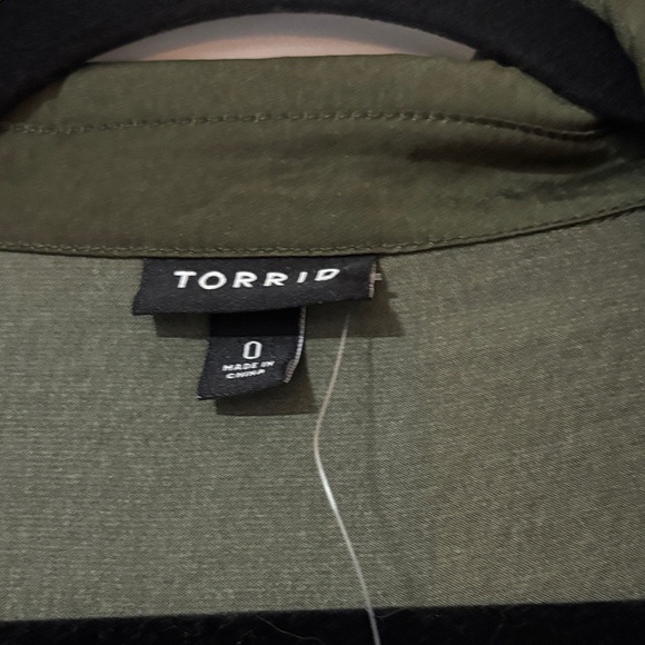 NWT Torrid Dark Green Button-Up Blouse - Picture 2 of 4